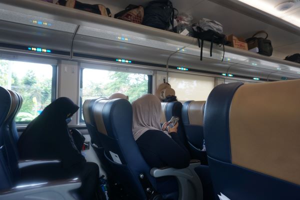 Tampilan Jendela di Kursi Ganjil dan Genap KA Gaya Baru Malam Selatan Ekonomi