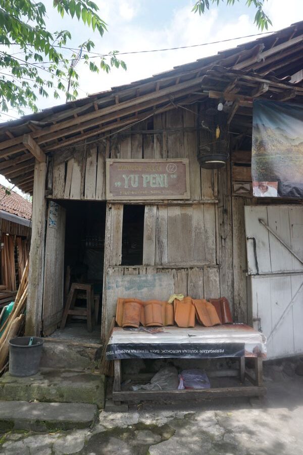 Warung Yu Peni di Serial Gadis Kretek, Kota M Gadis Kretek