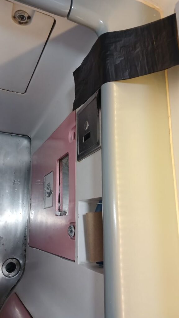 tempat untuk membuang sampah di toilet KA