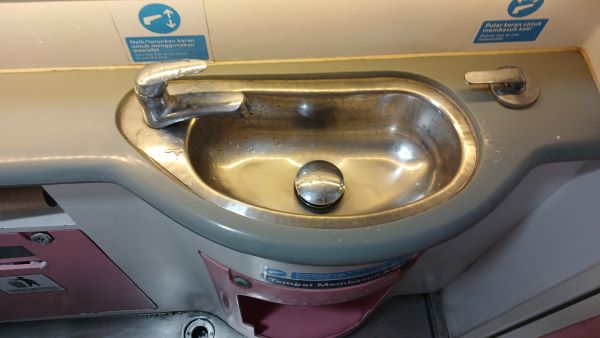 wastafel dan tempat cuci kaki untuk wudhu Kereta Gaya Baru Malam Ekonomi