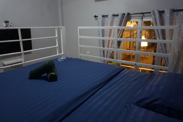 Bagian atas tempat tidur di Ministry homestay, pengalaman menginap di Ministry Homestay Yogyakarta