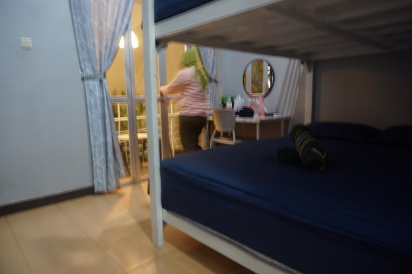 Bagian bawah tempat tidur di Ministry Homestay Yogyakarta