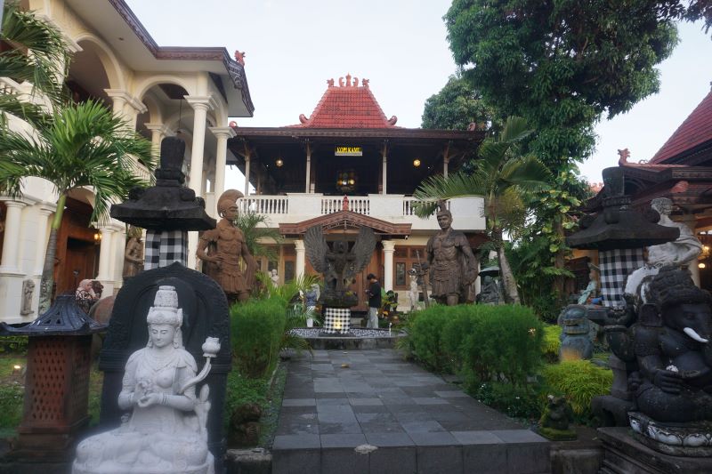 Taman penuh patung di Rumah Pesik, Kotagede