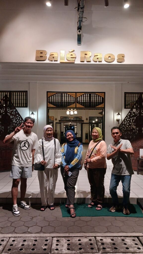 Di depan pintu keluar Bale Raos Restaurant