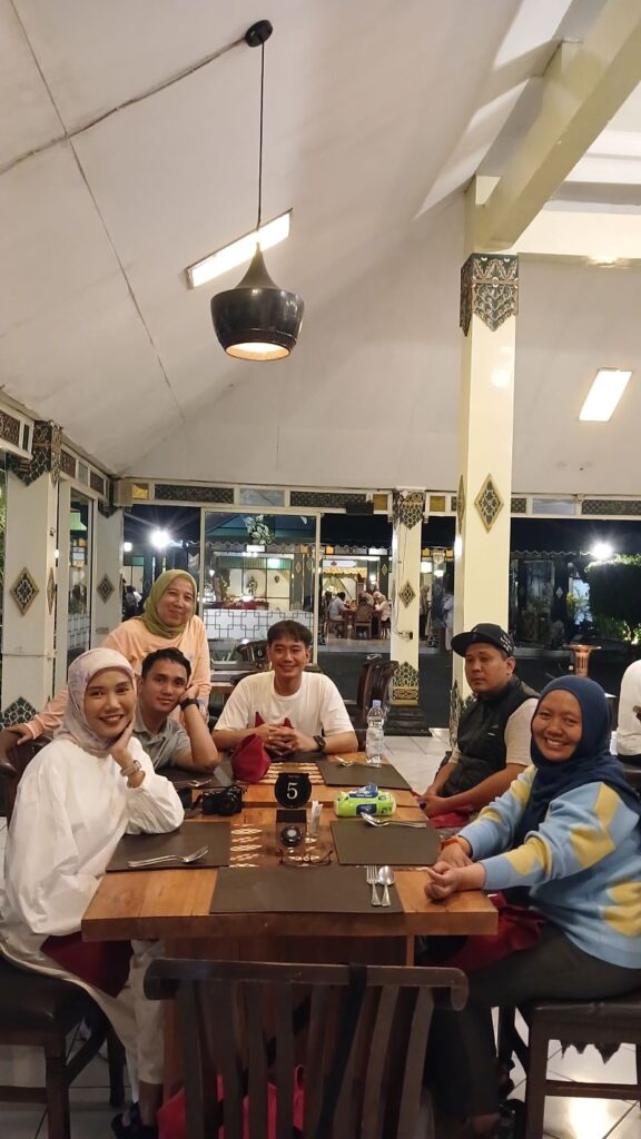 Foto bersama di Bale Raos