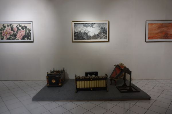 Gamelan di tengah ruangan