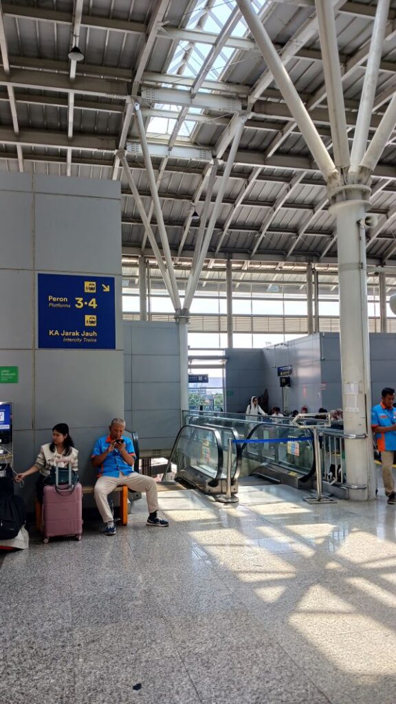 Peron Kereta Menuju Bandung, Parahyangan Fakultatif, BSD ke Bandung Naik Kereta