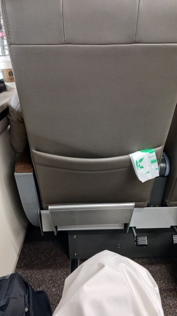 Legroom di KA Parahyangan Fakultatif