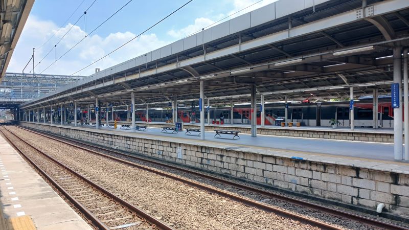 Peron Kereta Jarak Jauh