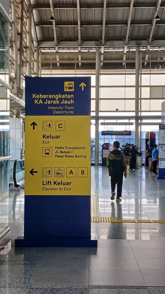 Petunjuk Peron KA Jarak Jauh, BSD ke Bandung Naik Kereta