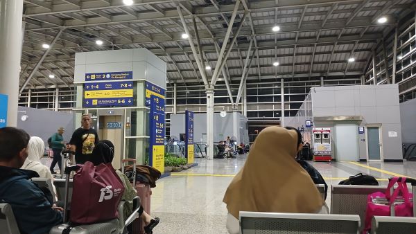 Ruang Tunggu di Stasiun Jatinegara