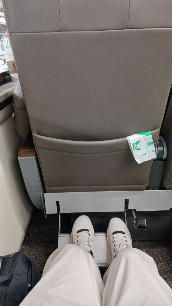 Sandaran kaki di KA Parahyangan Fakultatif