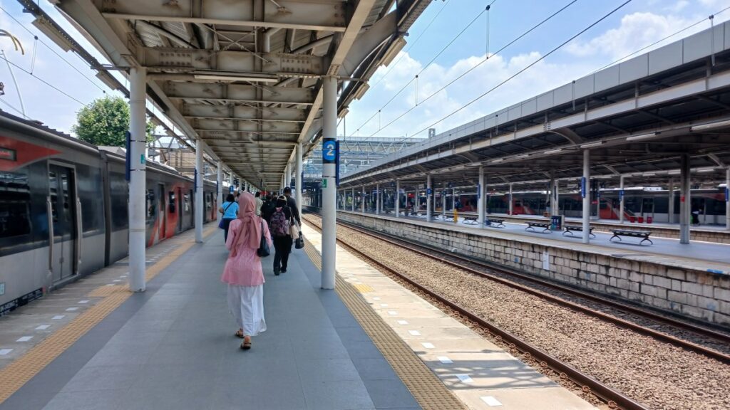 Stasiun Jatinegara, BSD ke Bandung Naik Kereta