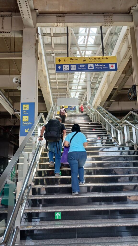 Tangga Untuk Keluar Jalur KRL di Stasiun Jatinegara