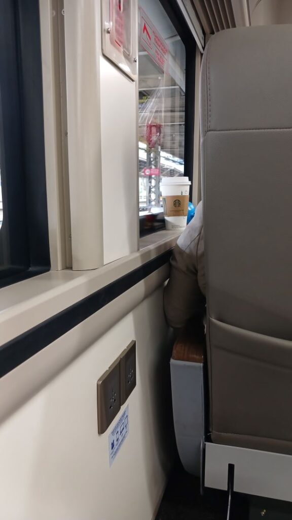 Tersedia colokan di Kereta