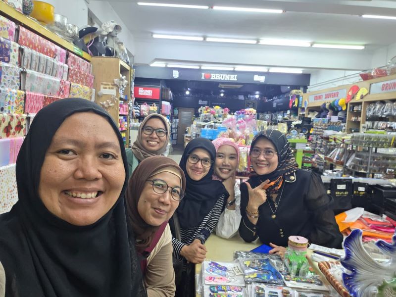 Berpose bersama Ibu Kasi, Orang Indonesia Manajer Toko Happy Souvenir di Bandar Seri Begawan
