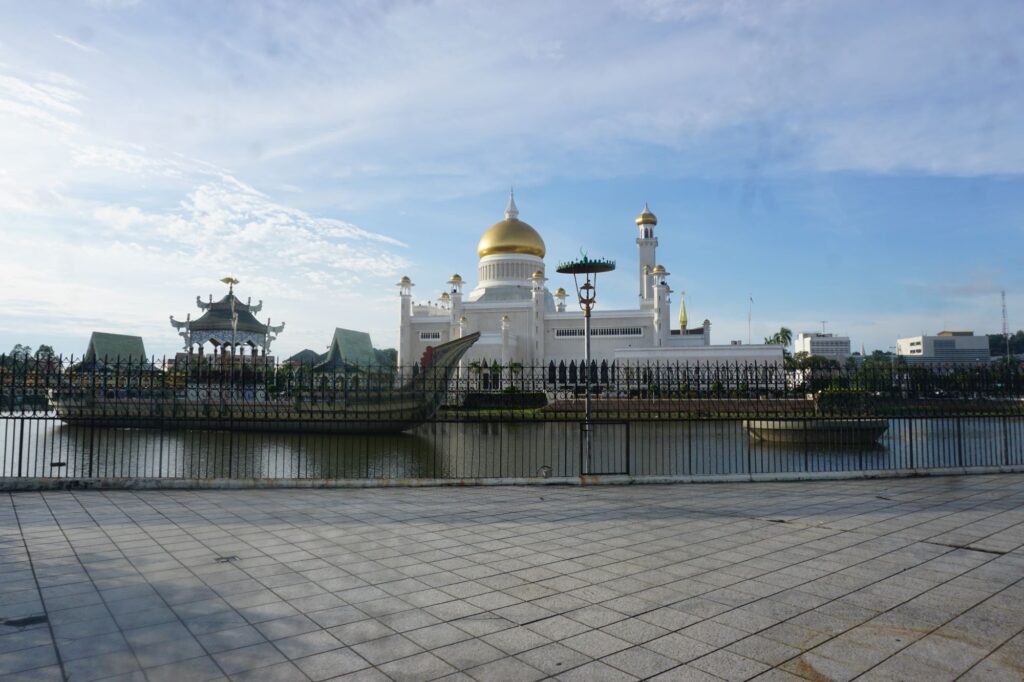 Masjid Omar Ali Saifuddien Bandar Seri Begawan, sehari di bandar seri begawan