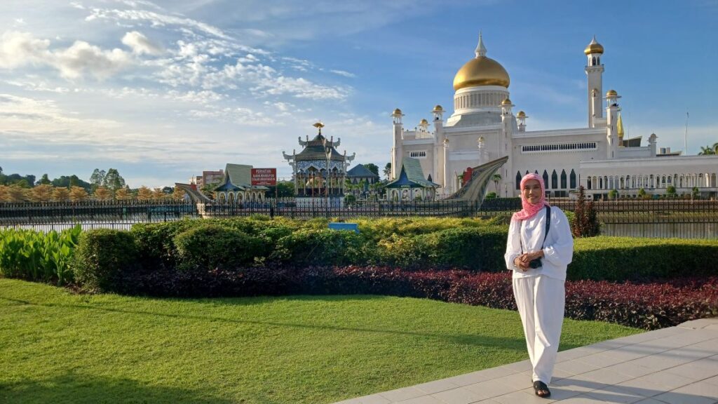 Pertama kali ke Brunei Darussalam Pelataran Masjid Omar Ali Saifuddien
