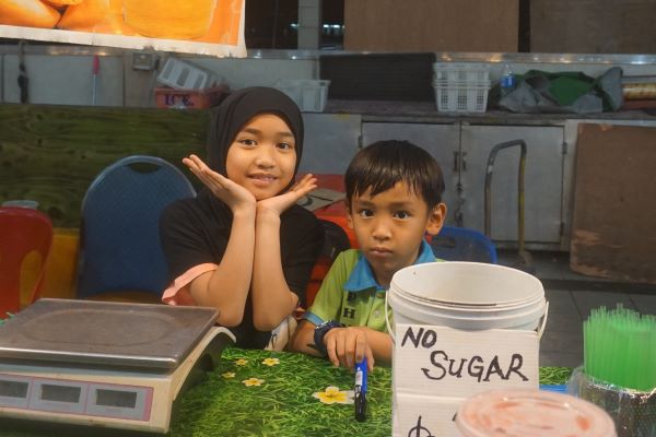 Bertemu mereka yang menemani ibunya berjualan, di Juice Watermelon and Mango Raziq