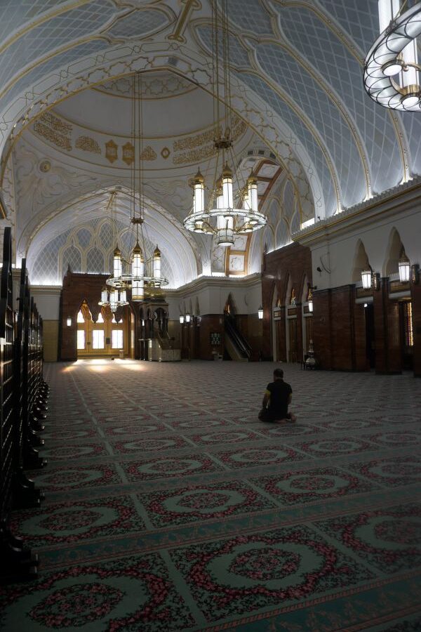 Interior Masjid Omar Ali Saifuddien
