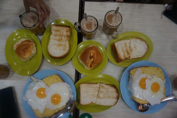 Roti Kuning Kahwin, Kaya Toast, Teh Tarik di Chop Jing Chew