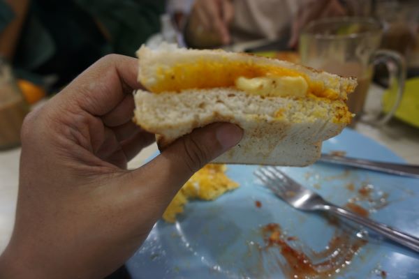 Roti Kuning Kahwin dengan butter di dalamnya, Chop Jing Chew, Kuliner khas Brunei