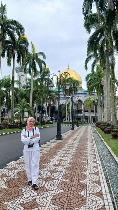 di depan  Masjid Jame’ Asr Al-Hassanal Bolkiah