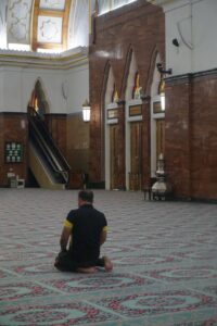 pintu tembaga di dekat escalator